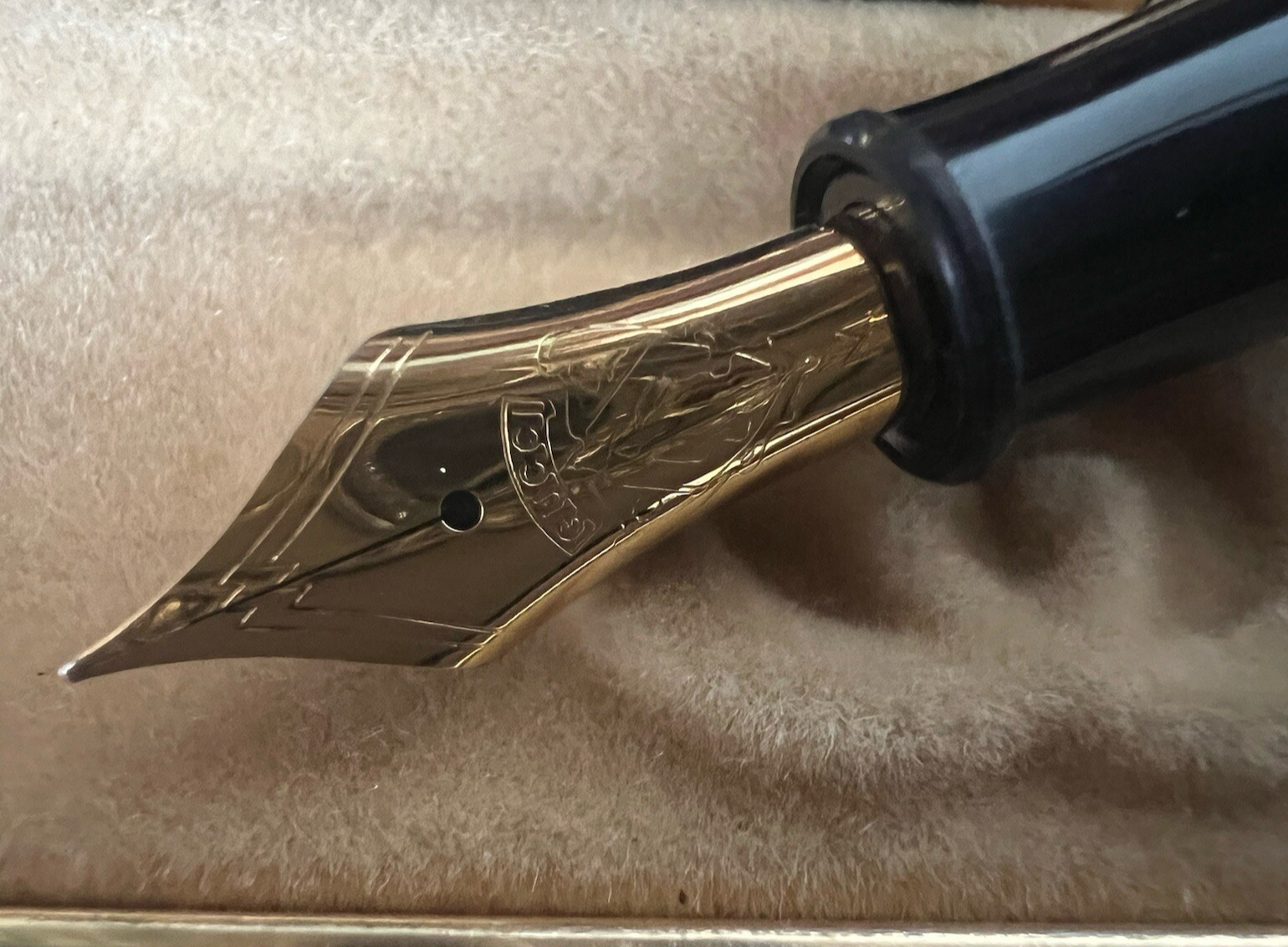 🔴 GUCCI black resin cartridge fountain pen, M nib, case, warranty 