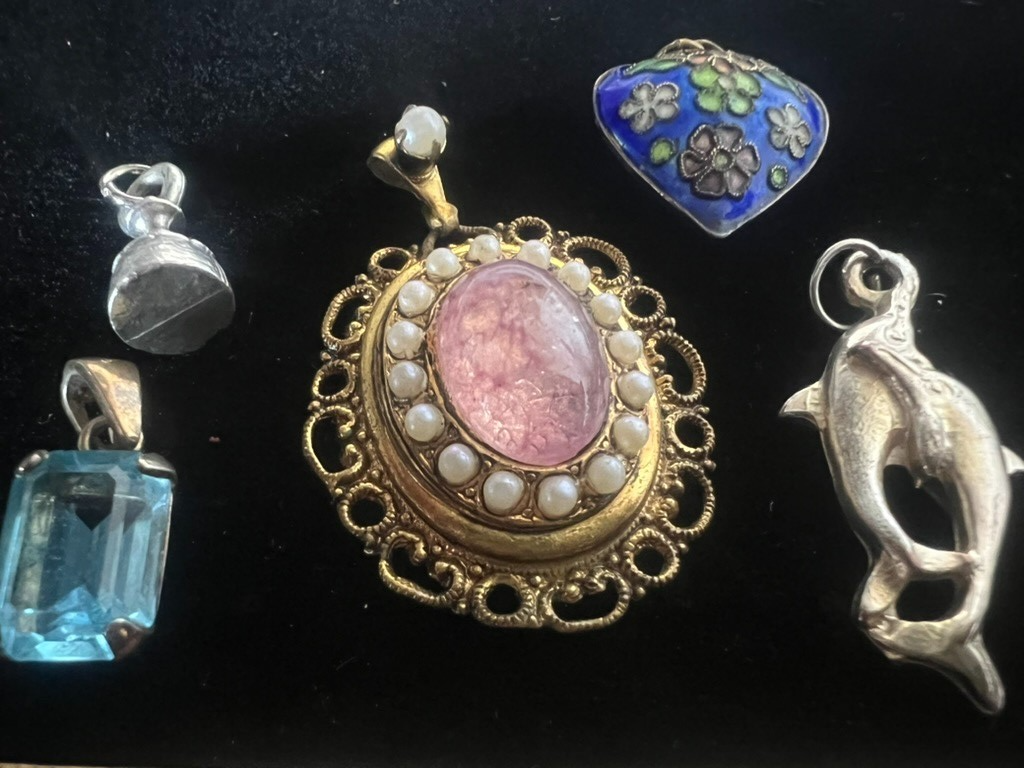 🔴 Ciondoli collana in metallo con perle pietra azzurra delfini lotto vintage