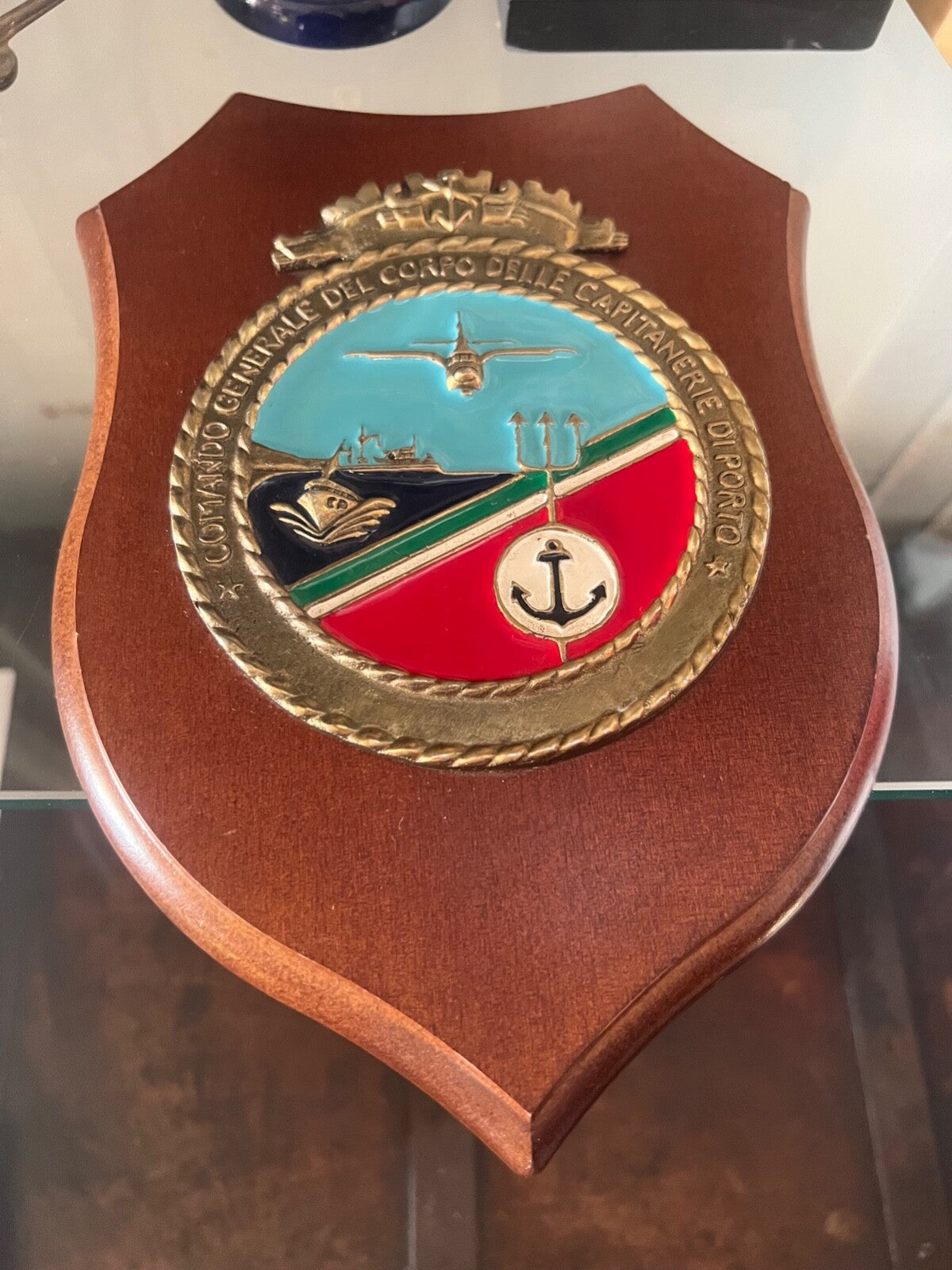 🔴 Militärwappen COMANDO CARPENTERIE DI PORTO auf Metallsockel mit Holzschild 