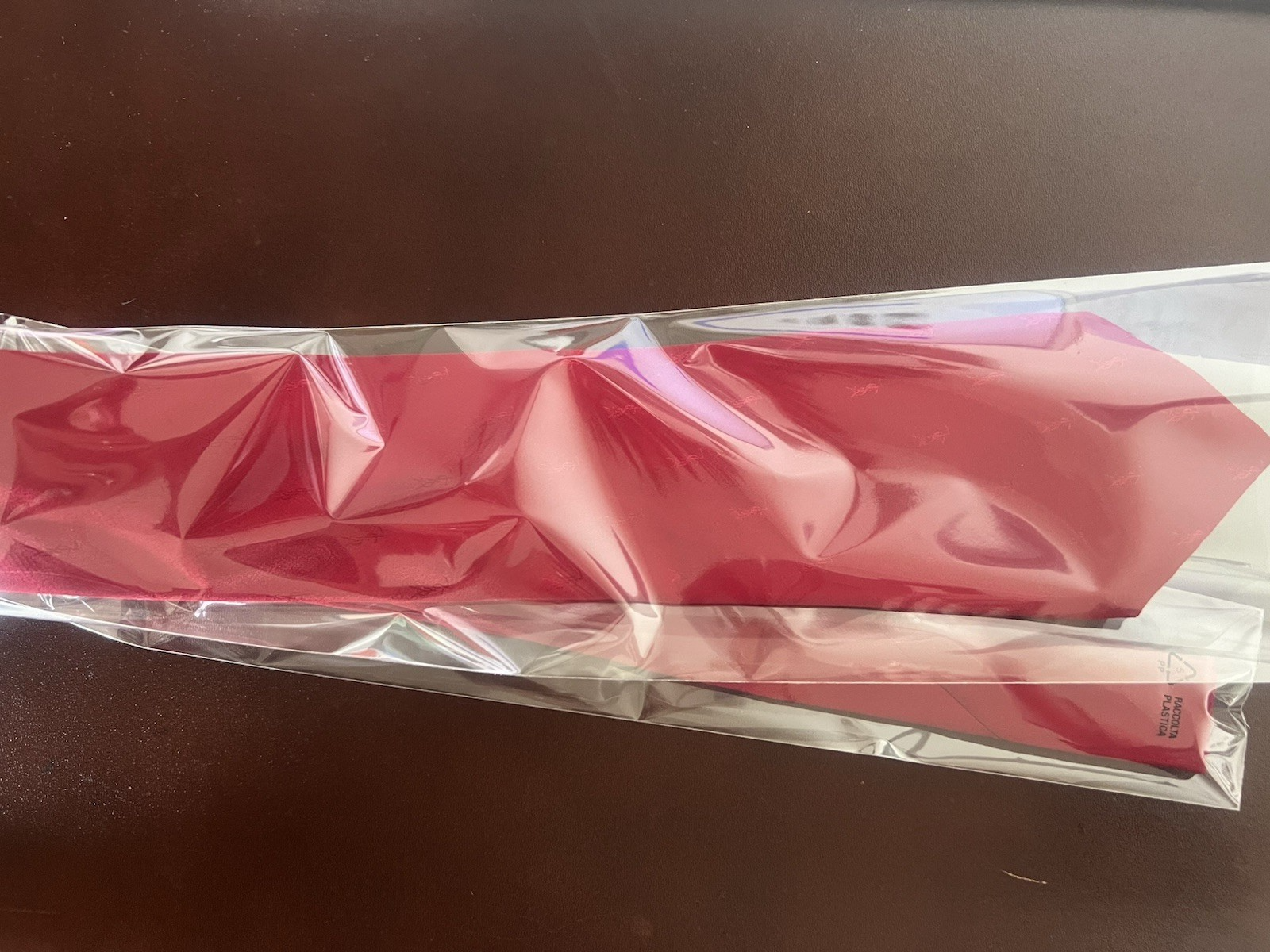 Rote YSL-Krawatte von Yves Saint Laurent, einfarbig, 100 % Seide 