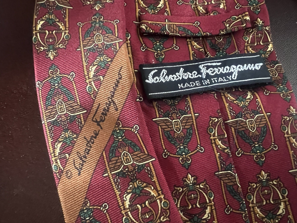Salvatore Ferragamo Krawatte aus Seide, rot gemustert, goldene Vintage-Abzeichen 
