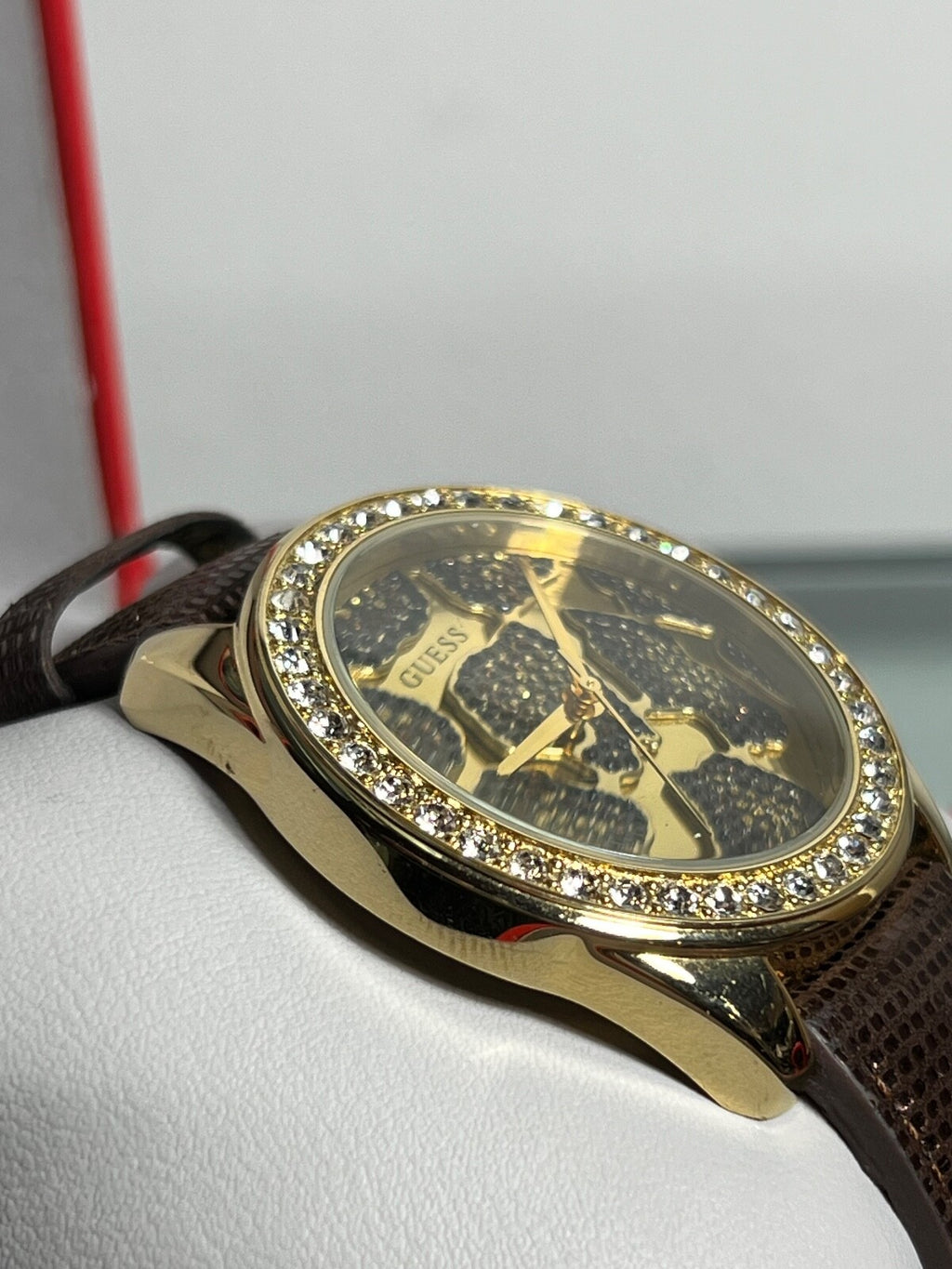 GUESS Damenuhr mit Quarzfunktion und Tiermotiv W0056L Boîte 