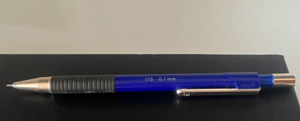 🔴 STAEDTLER Marsmicro Druckbleistift, einziehbar, 0,7 mm Mine, schreibt im Vintage-Stil 
