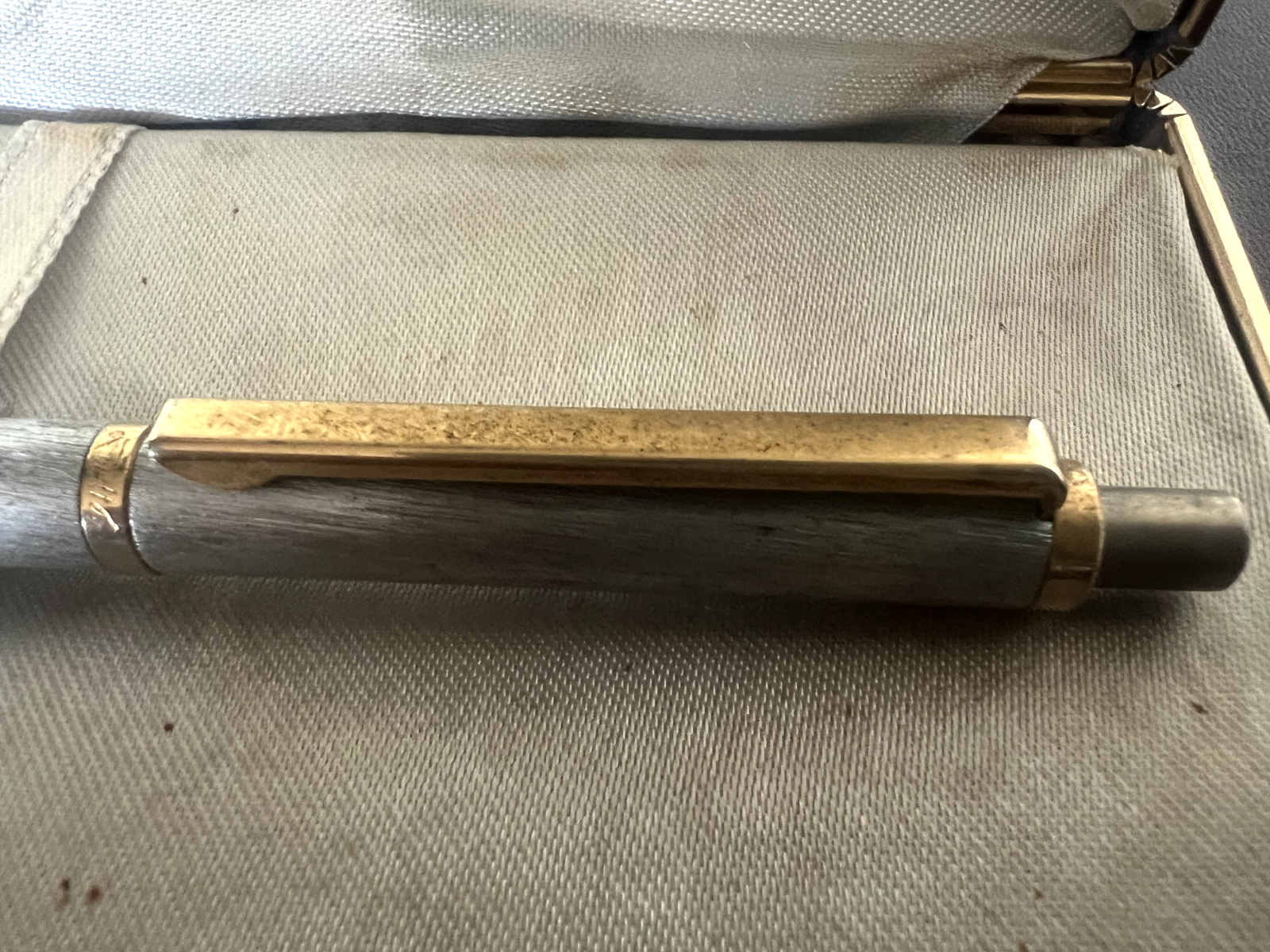 Delta Stylo-Plume Sphère Chrome Satiné Avec Profils Doré Bouton Snap Écrit