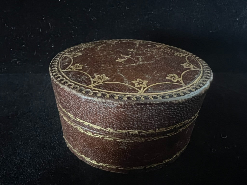 🔴 Scatola box gioiello orologio tasca pelle incisioni interno seta Ø 7 vintage