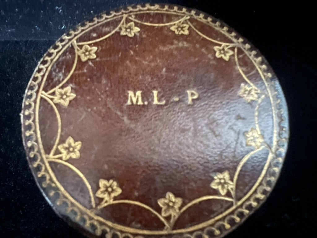 🔴 Vintage-Taschenuhren-Schmuckkästchen aus Leder mit Gravuren und Seidenfutter, Ø 7 cm 