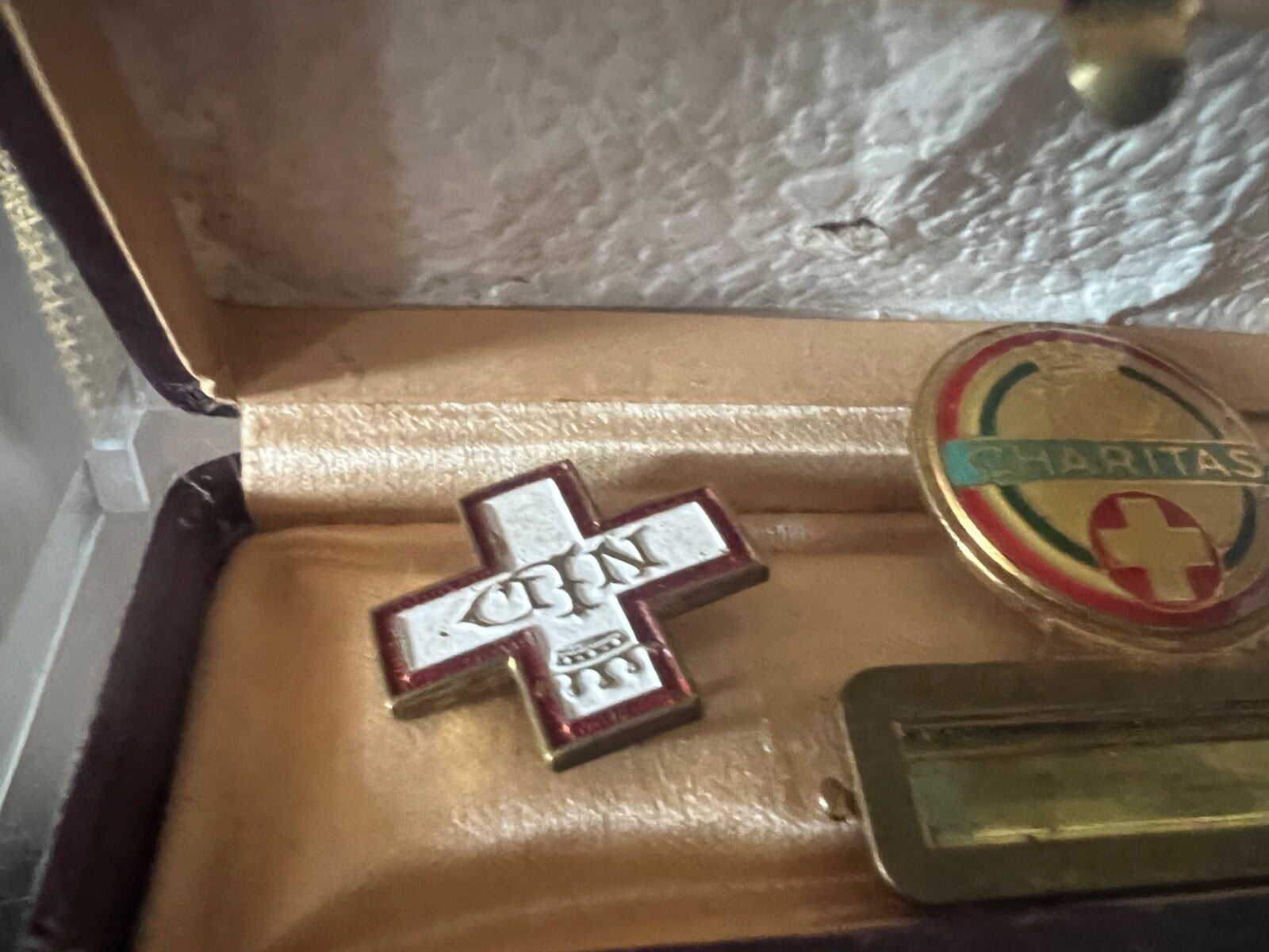 🔴 NLD Medaglie CROCE ROSSA CARITAS per giacca camicia smalti segna nome VINTAGE