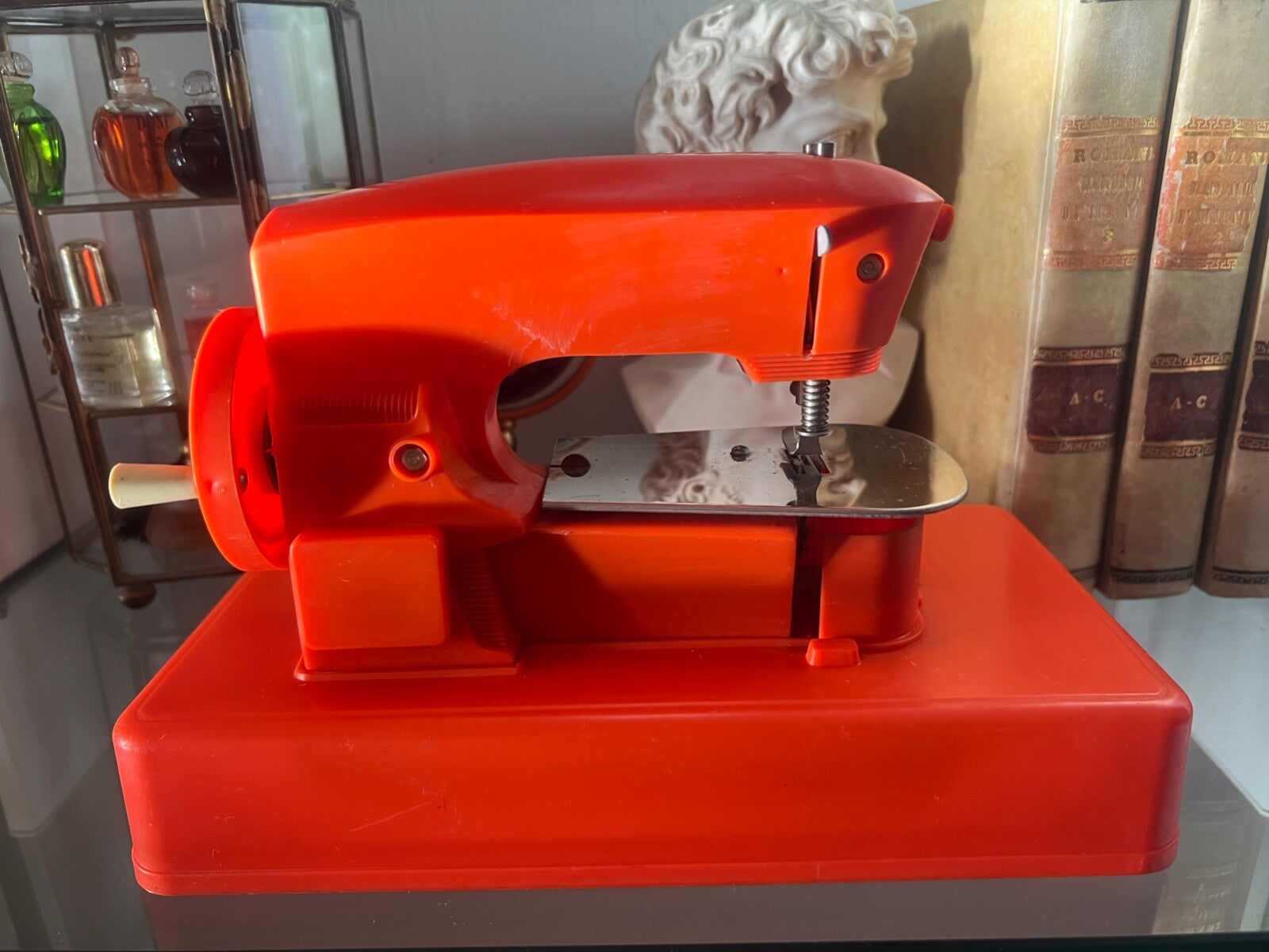 🔴 MACOUSETTE Handkurbel-Spielzeugnähmaschine orange L 25 cm Vintage 