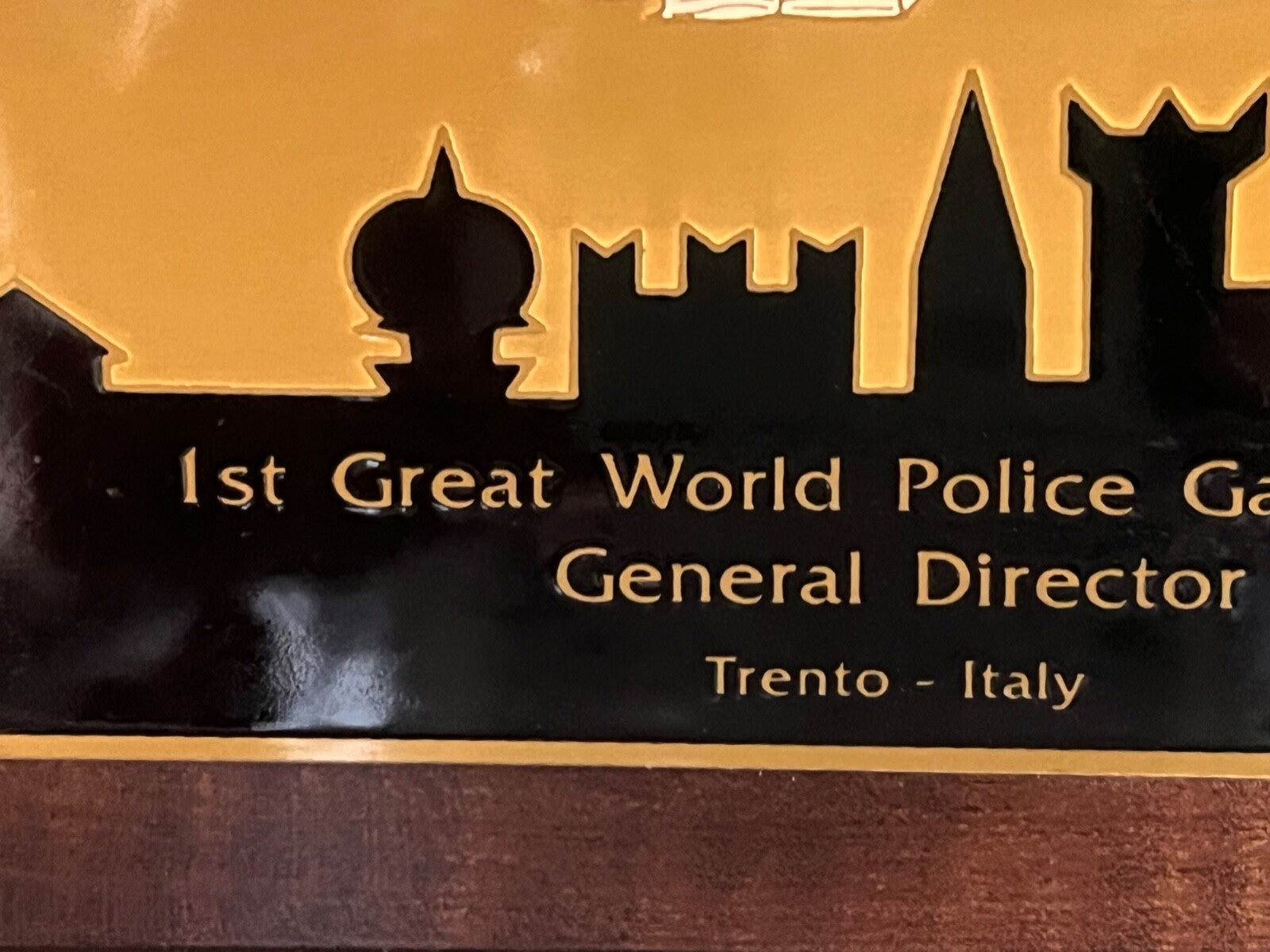 🔴 POLIZEI-WELTSPIEL 1994 Wappenplakette von Trient aus Holz und Metall und Vintage-Emaille 