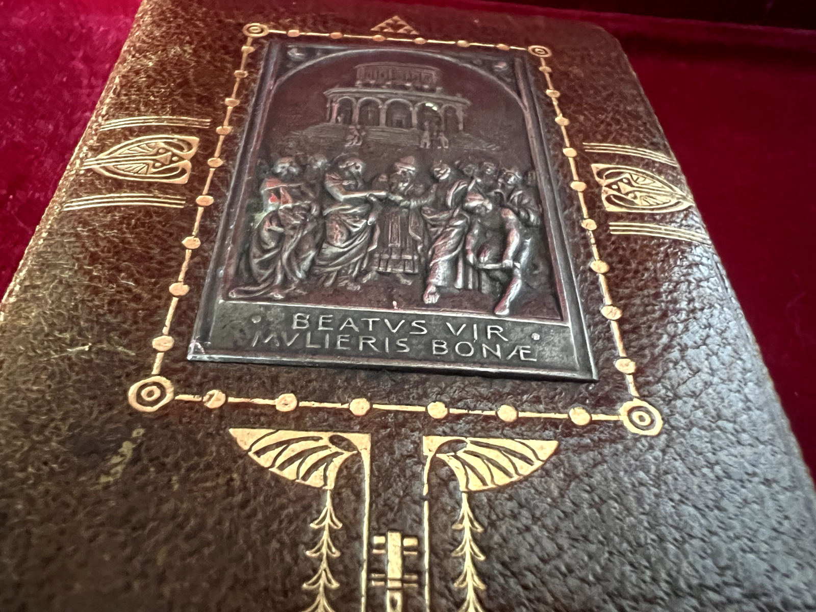 🔴 Buchen Sie DIE CHRISTLICHE BRAUT mit alten Heiligenbildern mit gemeißeltem Flachrelief 