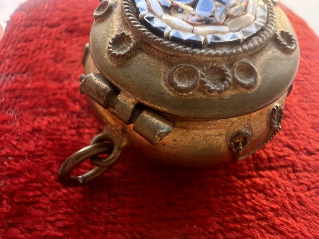 Pendentif LUIGI MOGLIA Porte- Pilules Or Basse Mosaïque 1823-1878 Vintage