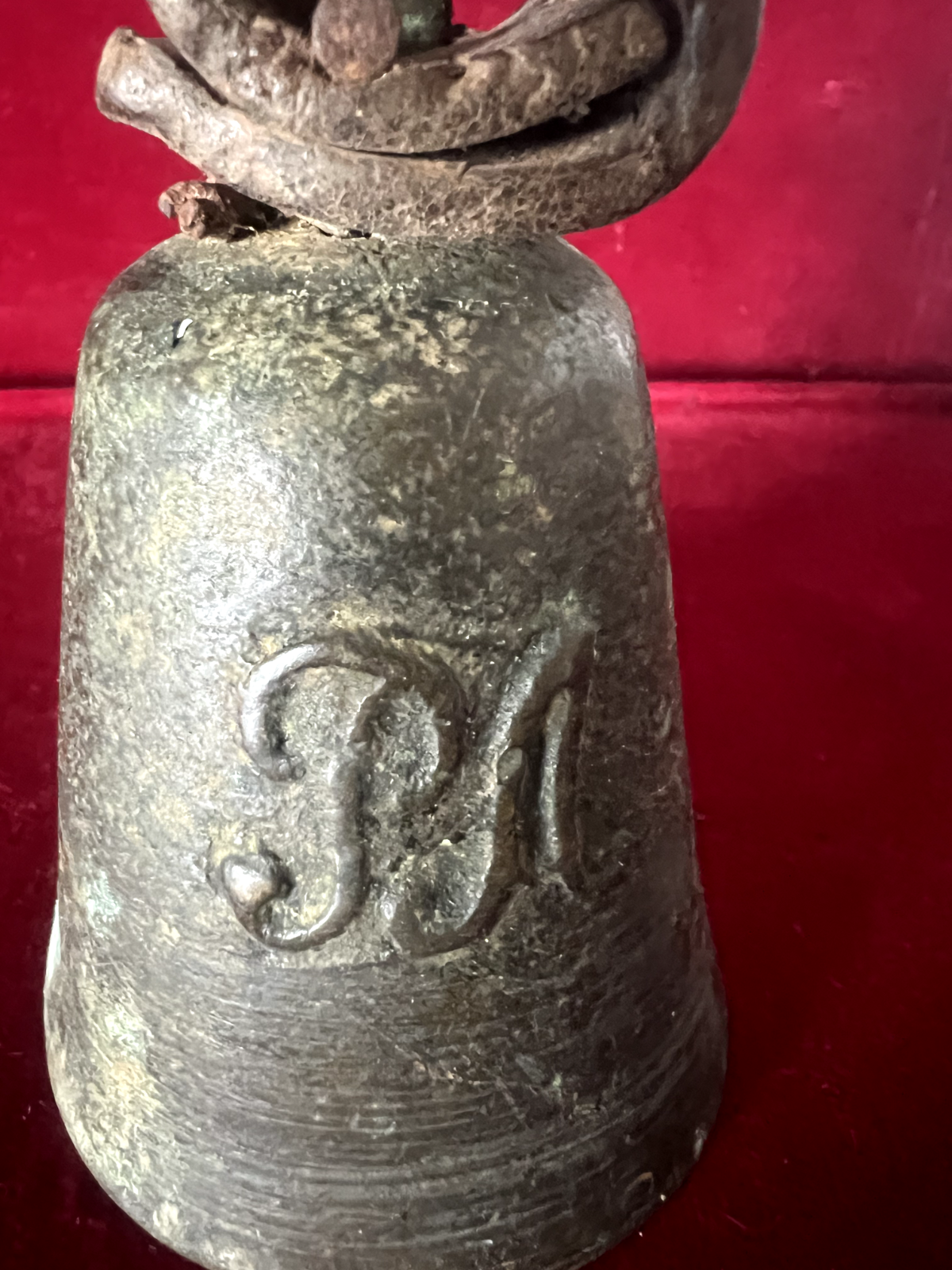 🔴 CAMPANELLO campanella campana metallo bronzo a mano da altare h 9 cm vintage