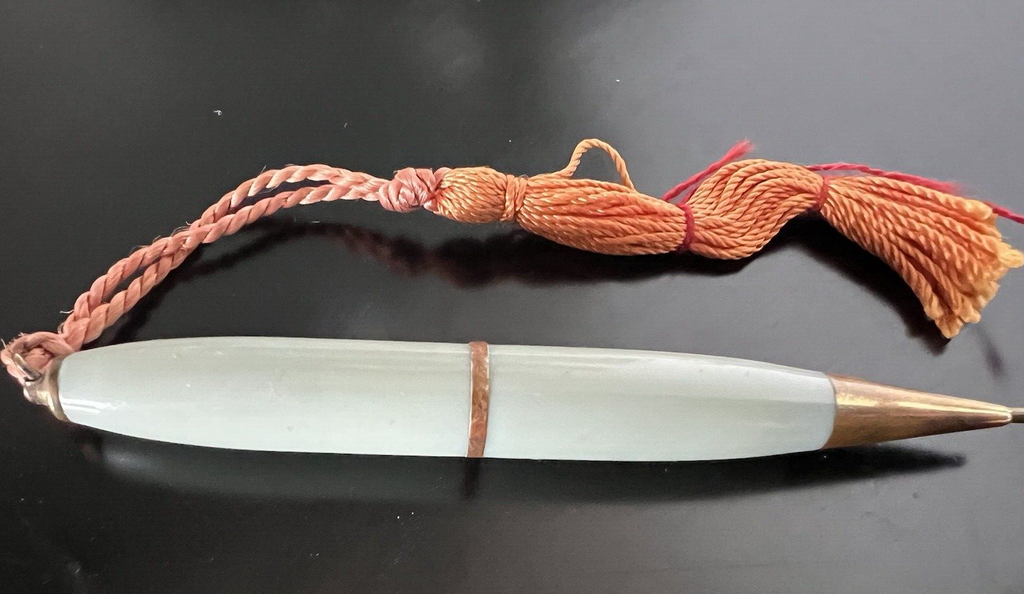 🔴 Green mechanical pencil with curved leads, writes like a bow, vintage 1970s 