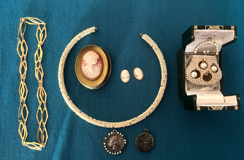 Necklaces Costume Jewelry Cameos Pendant Chains And Pearls Vintage Yrs ’70 /’