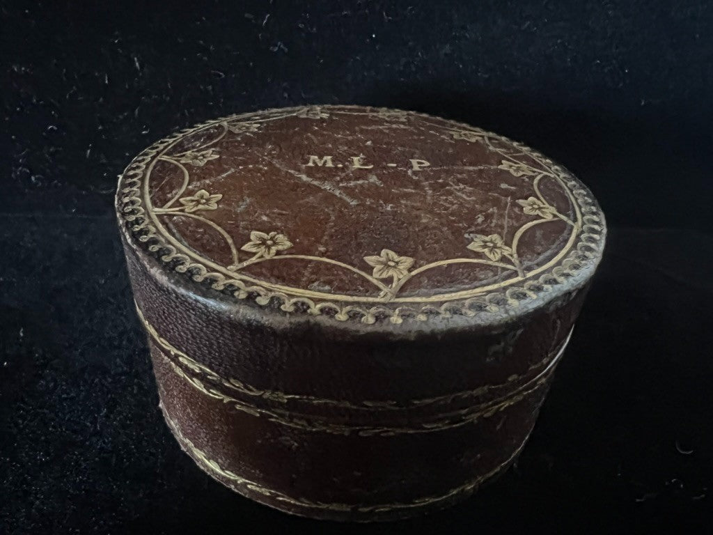 🔴 Vintage-Taschenuhren-Schmuckkästchen aus Leder mit Gravuren und Seidenfutter, Ø 7 cm 