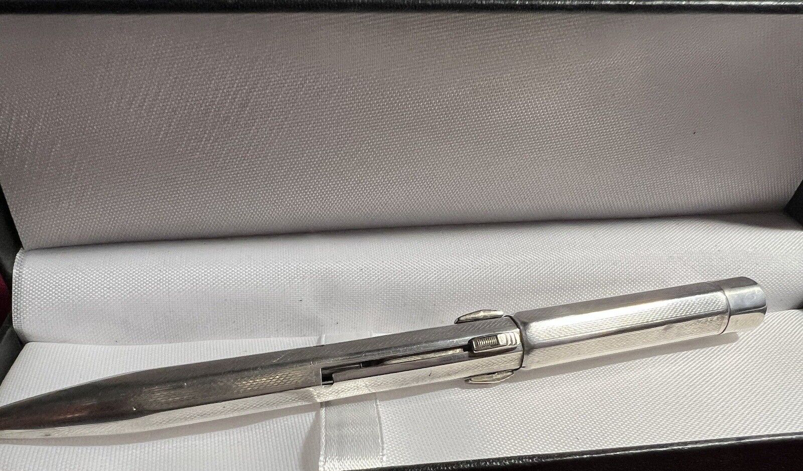 🔴 Druckbleistift, 4-farbig, mit guillochiertem Vintage-Muster und Schnappverschluss 