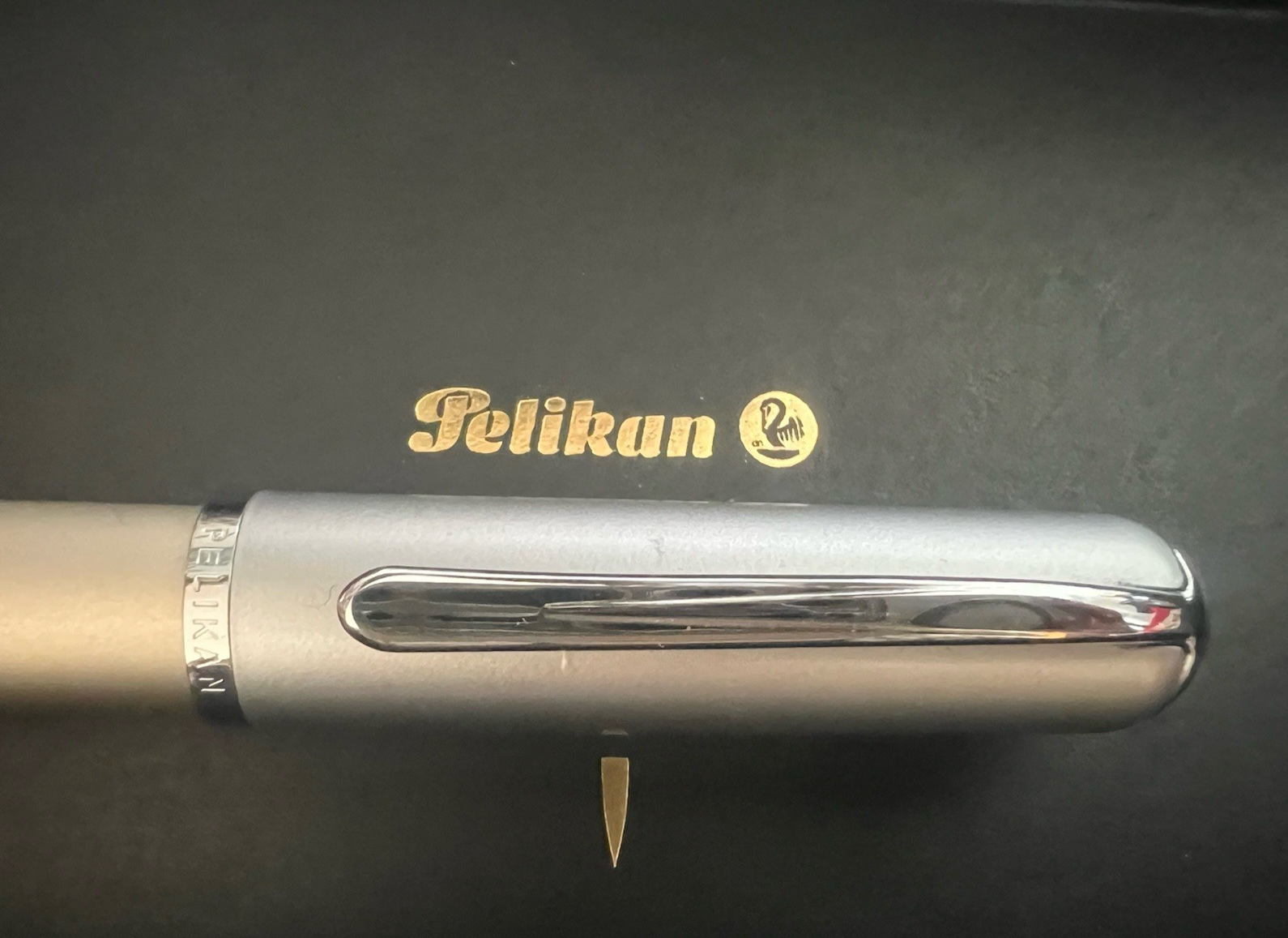 Pelikan Stift Füllfederhalter Epoch P360 Aluminium Titan Patrone M