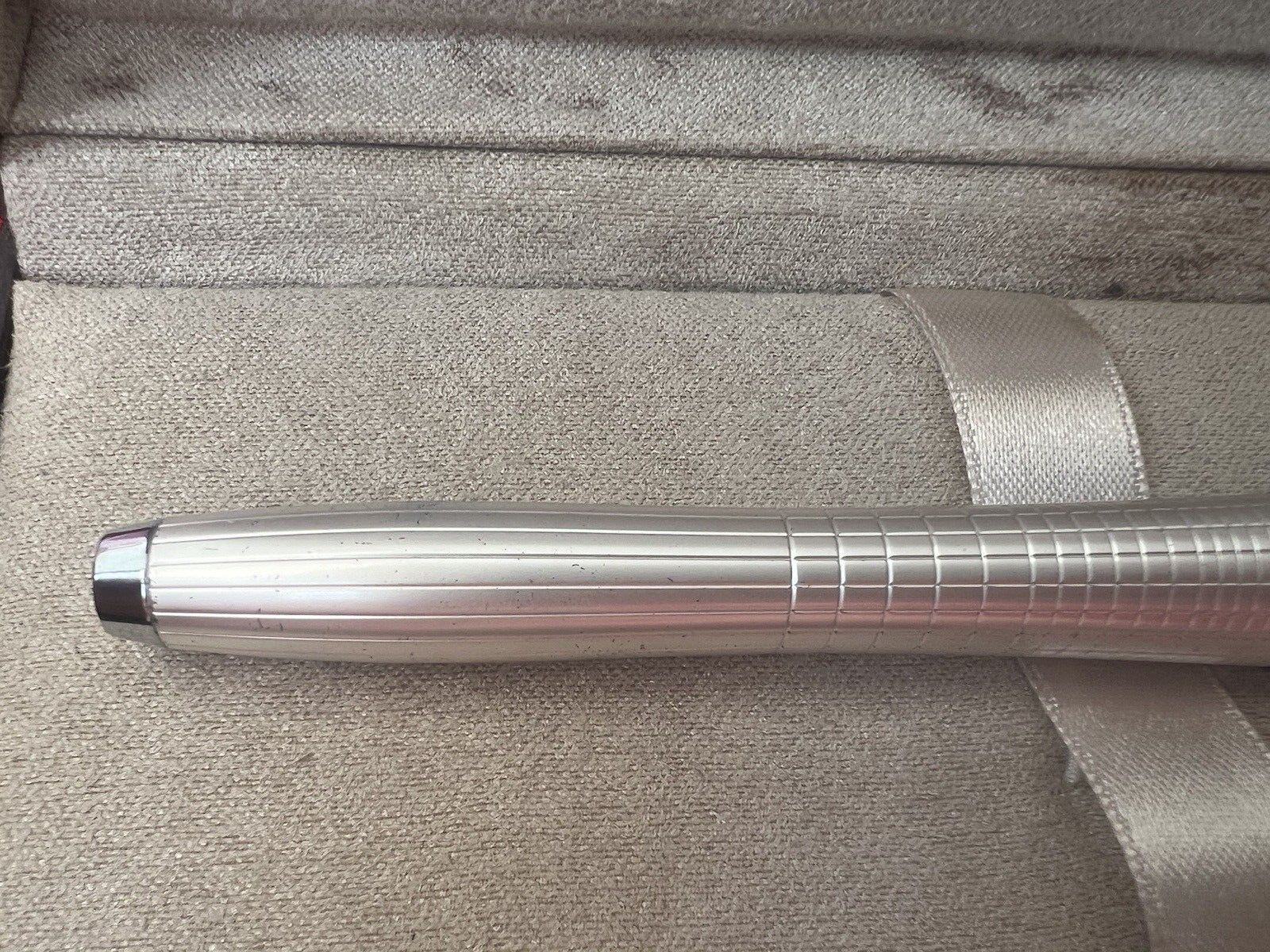 Parker Stylo-Plume Stylo à Plume Urban Premium Chrome Satiné Et Brillant Écrit