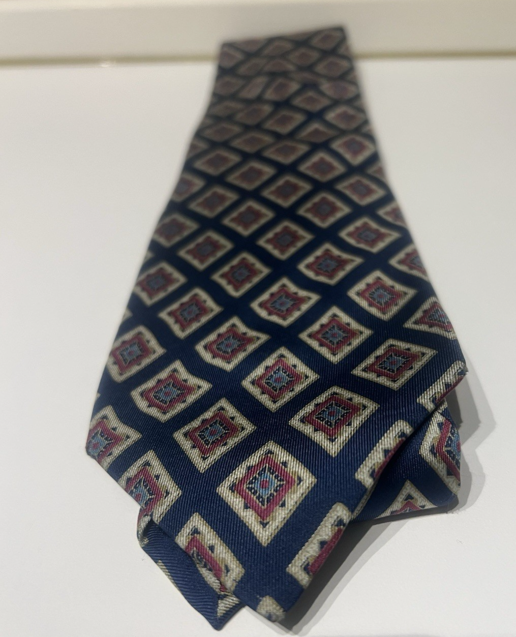 DIOR Cravate Homme Bleue Avec Des Losanges Multicolores En Soie Pure