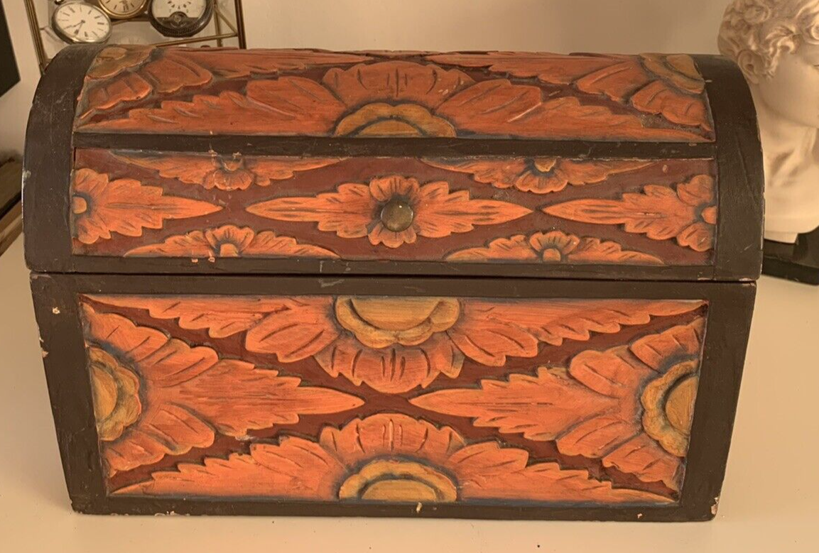 🔴 Geschnitzte Holztruhe mit floralen Vintage-Verzierungen 
