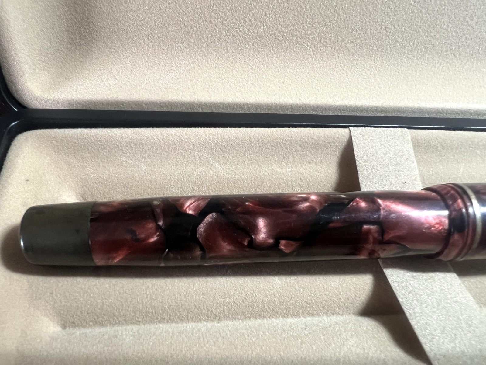 🔴 Roter Zelluloid-Füllfederhalter mit Druckknopf und Goldfeder, schreibt im Vintage-Stil 