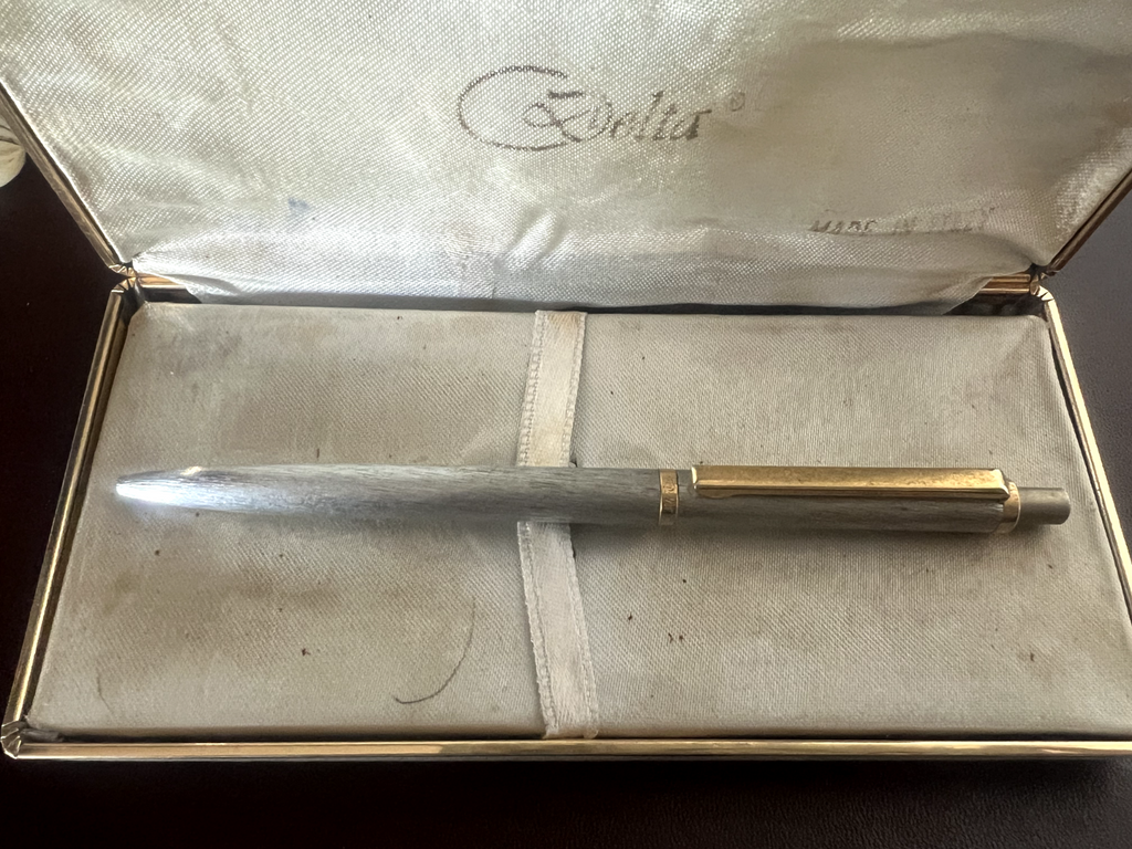 Delta Stylo-Plume Sphère Chrome Satiné Avec Profils Doré Bouton Snap Écrit
