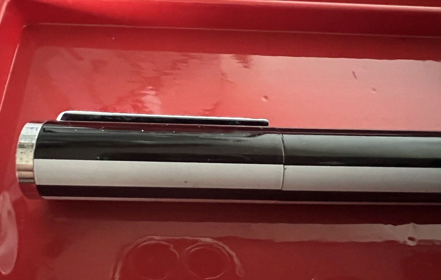 🔴 AUTO MINI Kugelschreiber mit Lackierung in SCHWARZ-WEISSEN Streifen schreibt perfekt