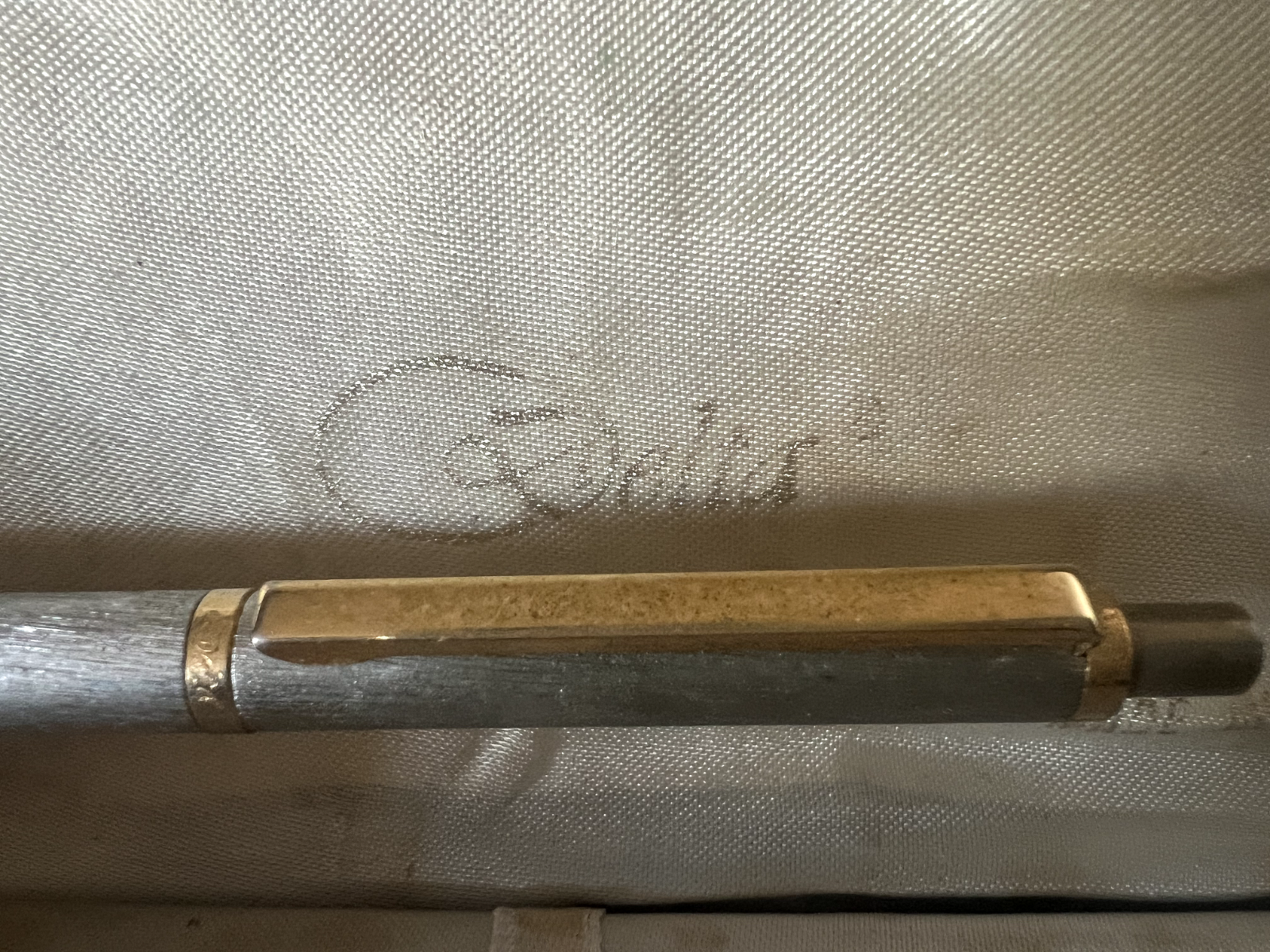 Delta Stylo-Plume Sphère Chrome Satiné Avec Profils Doré Bouton Snap Écrit