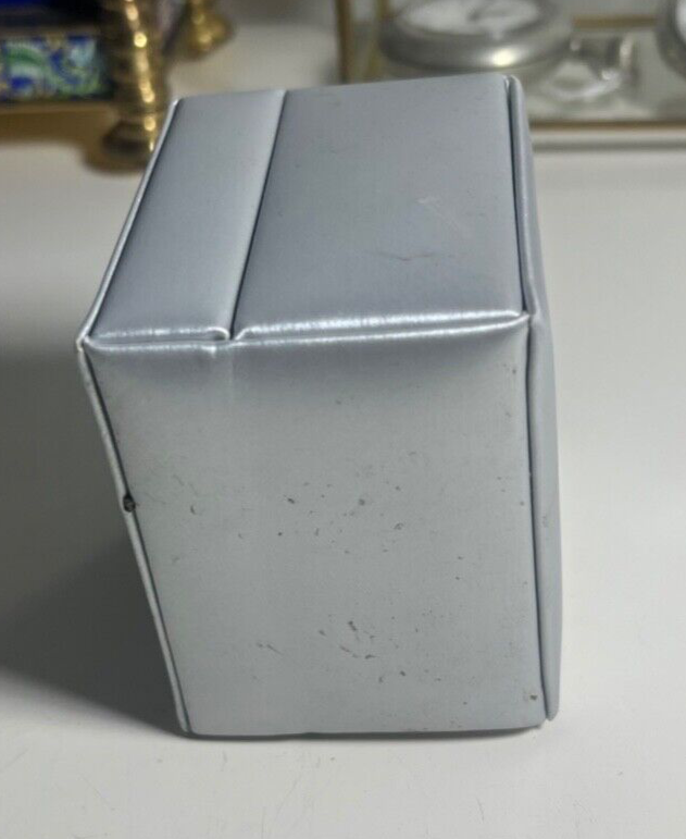 🔴 Ruggero Broggian Ringbox mit perlgrauem, beflocktem Innenraum 