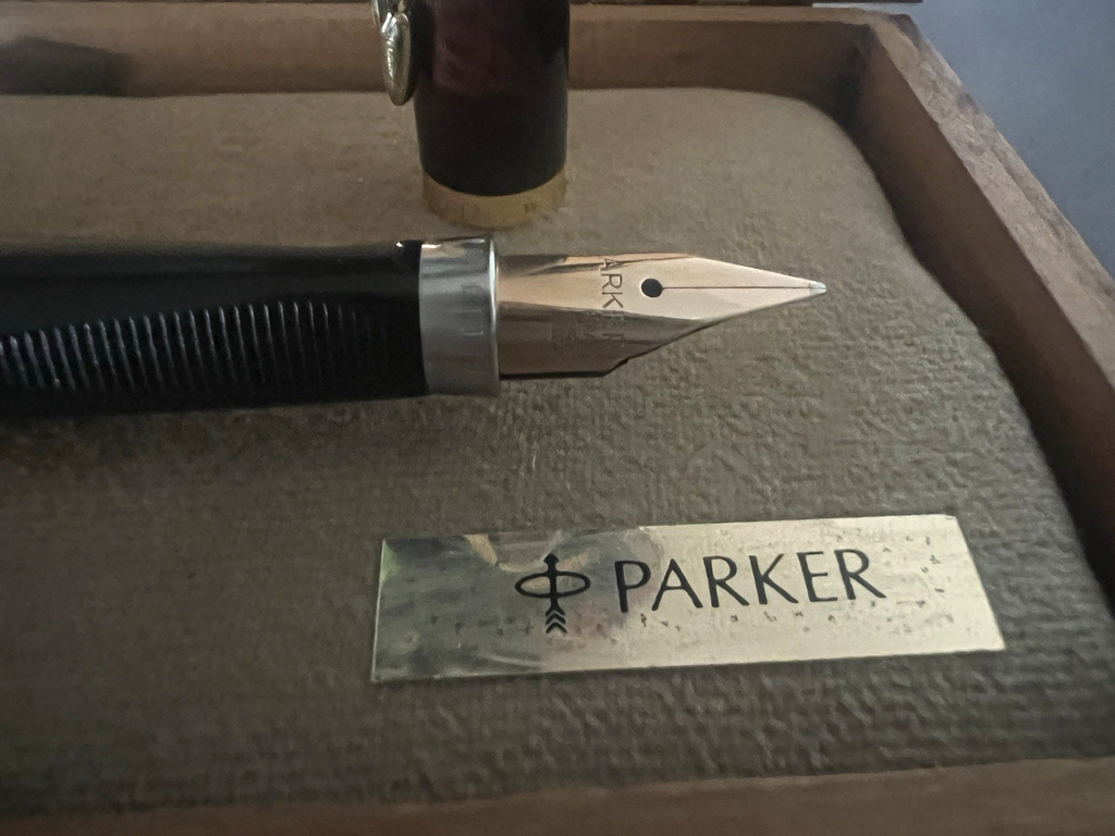 🔴 PARKER Füllfederhalter 75 Thuja Lack, 14K Goldfeder, M (mittel), mit Etui 