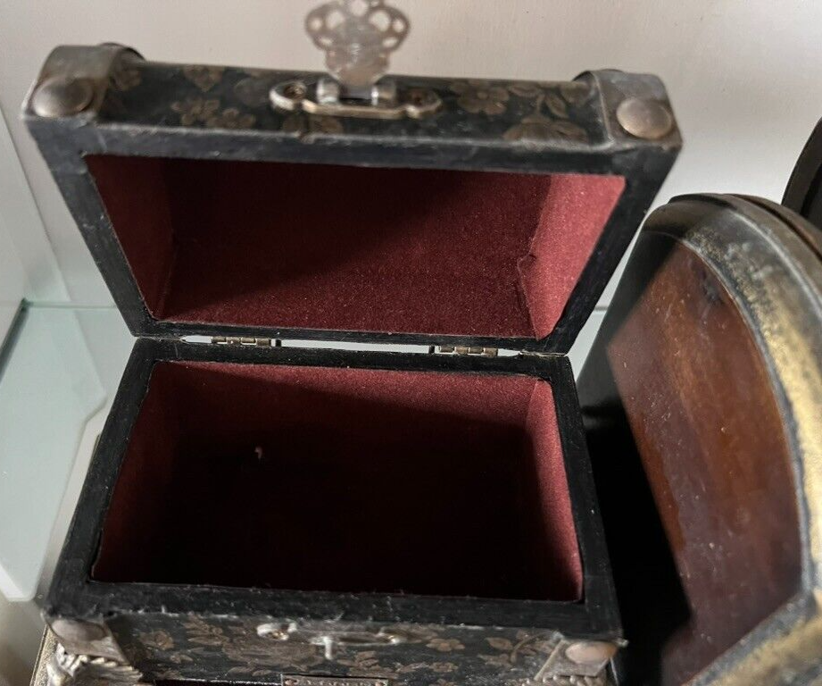 🔴 Handgefertigte Buchstützen aus Holz mit Vintage-SENORA-Särgen 