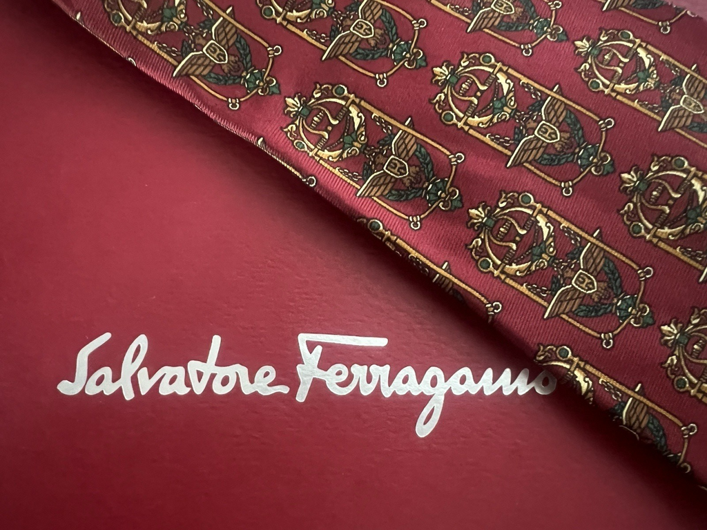 Salvatore Ferragamo Krawatte aus Seide, rot gemustert, goldene Vintage-Abzeichen 