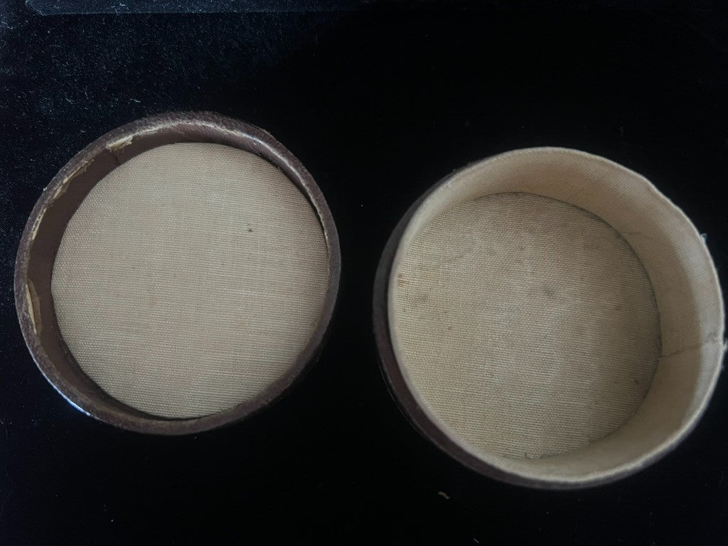 🔴 Vintage-Taschenuhren-Schmuckkästchen aus Leder mit Gravuren und Seidenfutter, Ø 7 cm 