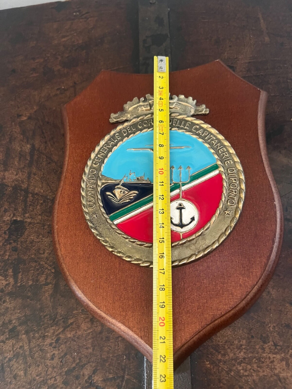 🔴 Militärwappen COMANDO CARPENTERIE DI PORTO auf Metallsockel mit Holzschild 