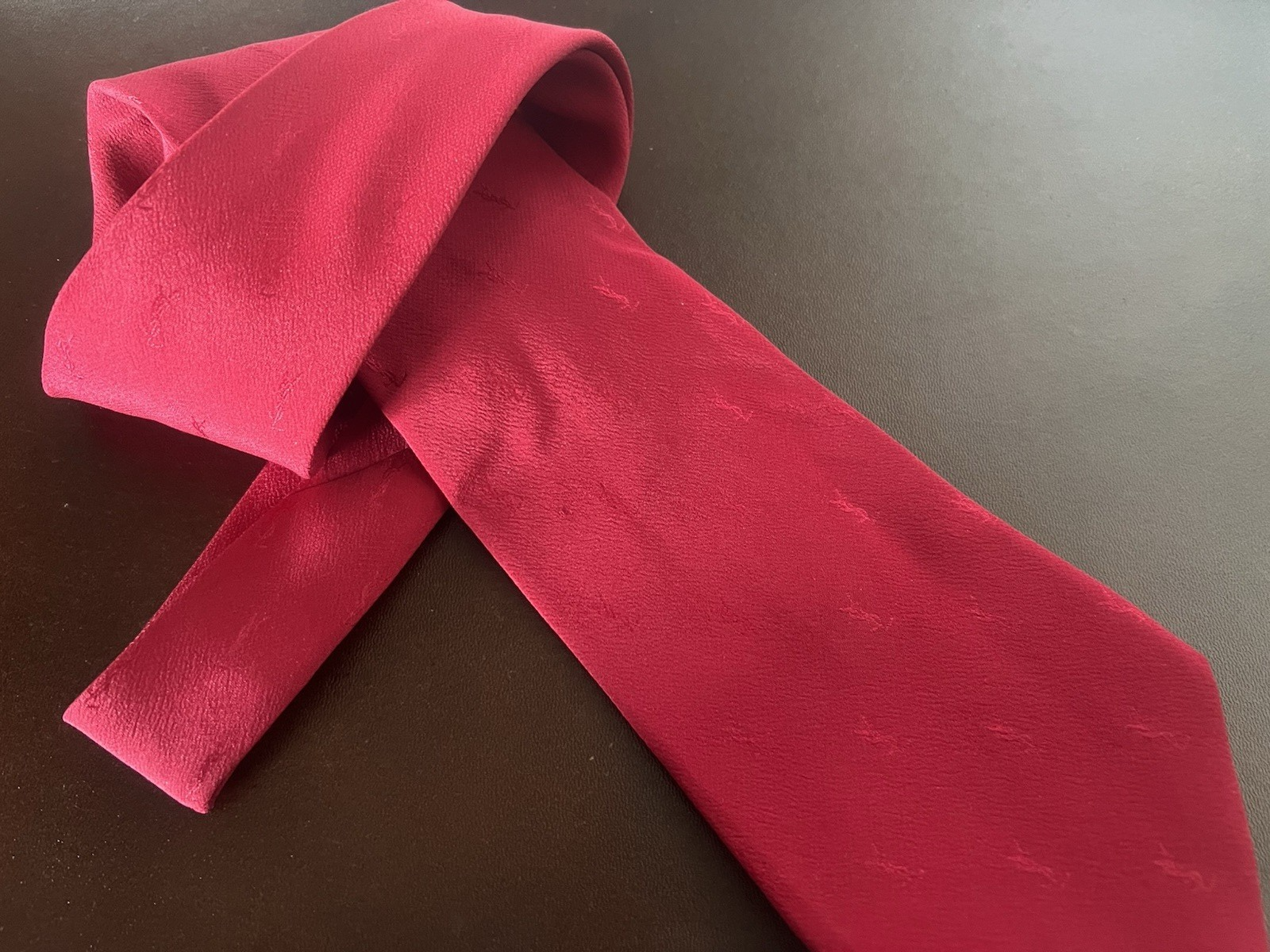 Rote YSL-Krawatte von Yves Saint Laurent, einfarbig, 100 % Seide 