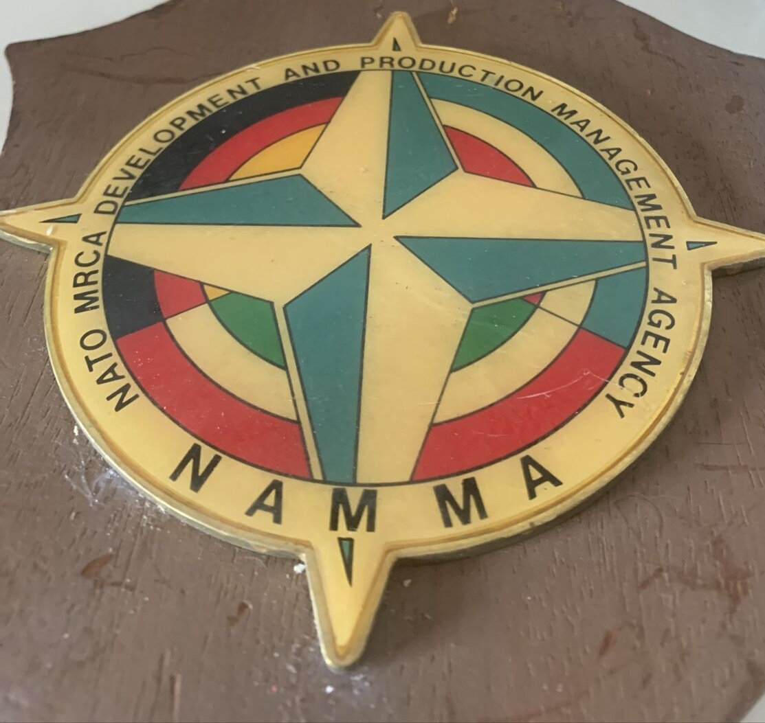 🔴 CREST militare NATO DEVELOPMENT MANAGEMENT AGENCY NAMMA scudo legno