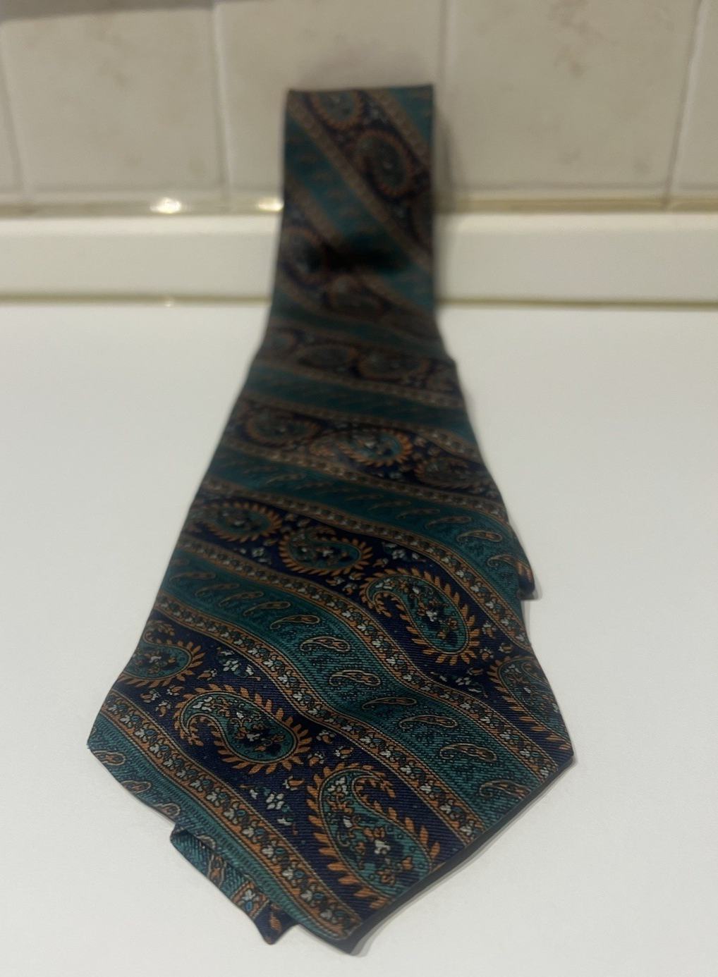 Rote GUCCI Herrenkrawatte aus reiner Seide, grün mit Monogrammen, elegant und formell 