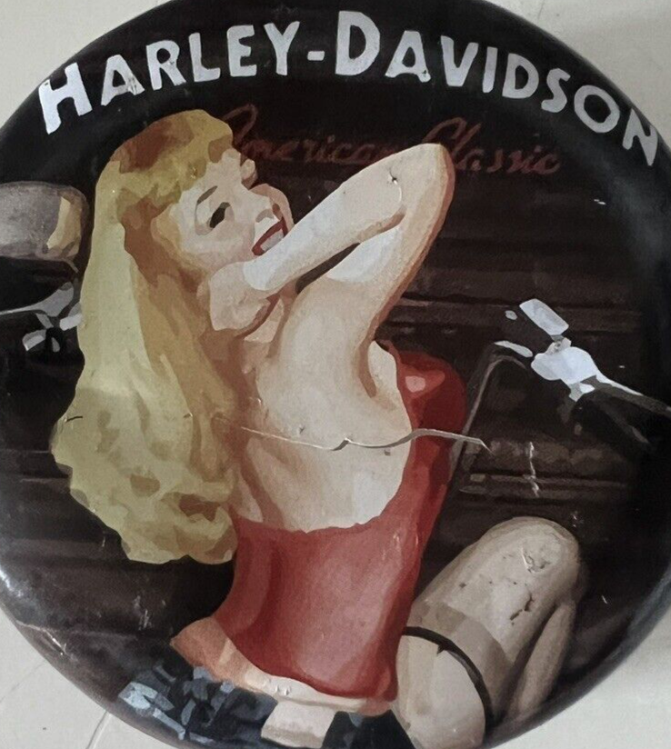 🔴 HARLEY DAVIDSON scatola di latta con PIN UP,porta oggetti L 6,4 cm, vintage