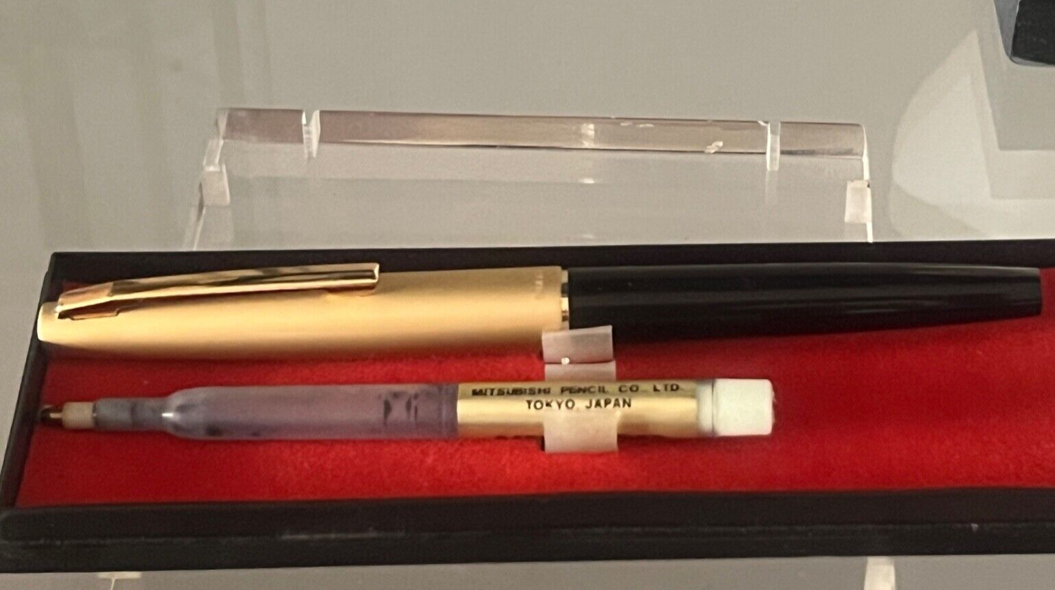 🔴 UNI-BALL penna sfera nera cappuccio dorato con custodia scrive vintage '70