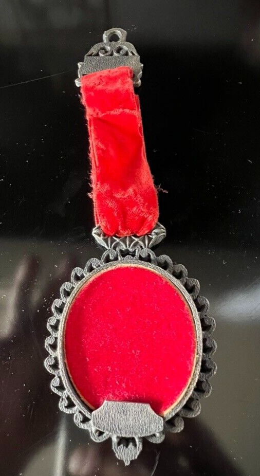 Santino Avec Cadre en Dentelle Bronze Et Ruban de Velours Rouge Vintage 1930