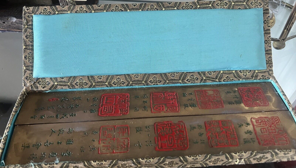 Calendrier Chinois Laiton Avec Gravure Relief Couleurs Vert-Rouge Box Vintage