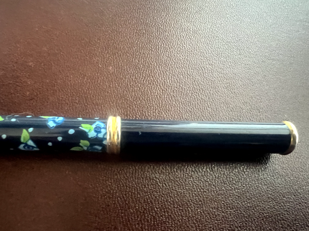 Naj Oleari Stylo-Plume Sphère Laque Bleu Fleurs Bleus Écrit Vintage 1990