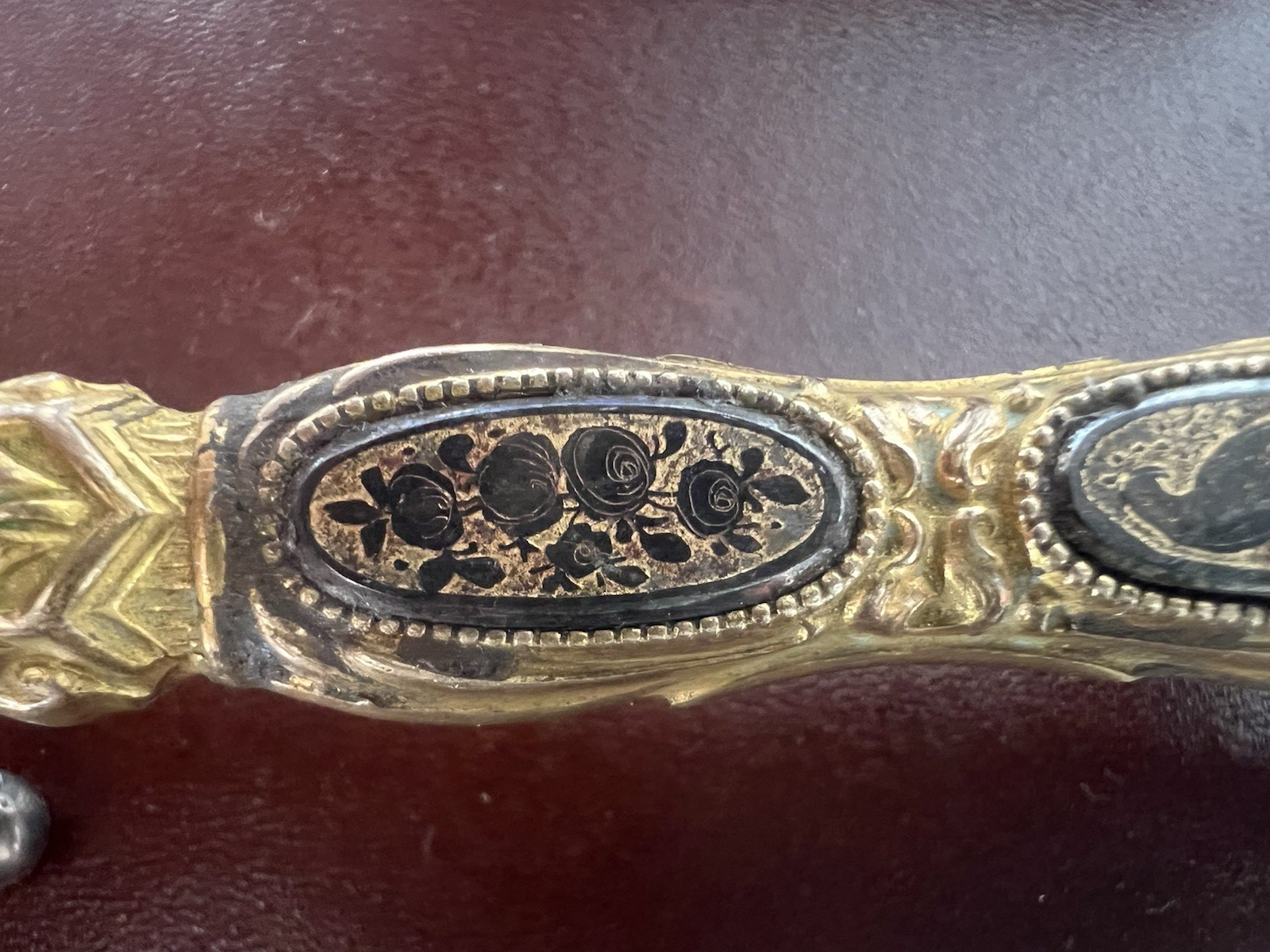 🔴 Penna sfera metallo dorato bassorilievi miniature smaltate antica RARA 1800