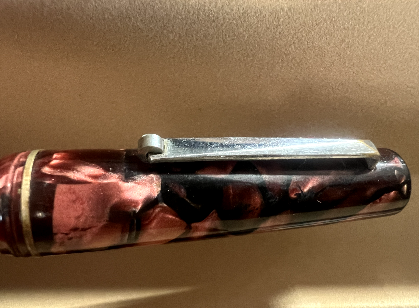 🔴 Roter Zelluloid-Füllfederhalter mit Druckknopf und Goldfeder, schreibt im Vintage-Stil 