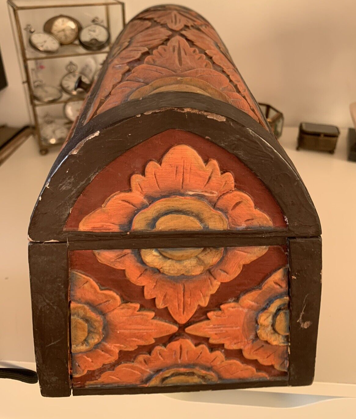 🔴 Geschnitzte Holztruhe mit floralen Vintage-Verzierungen 