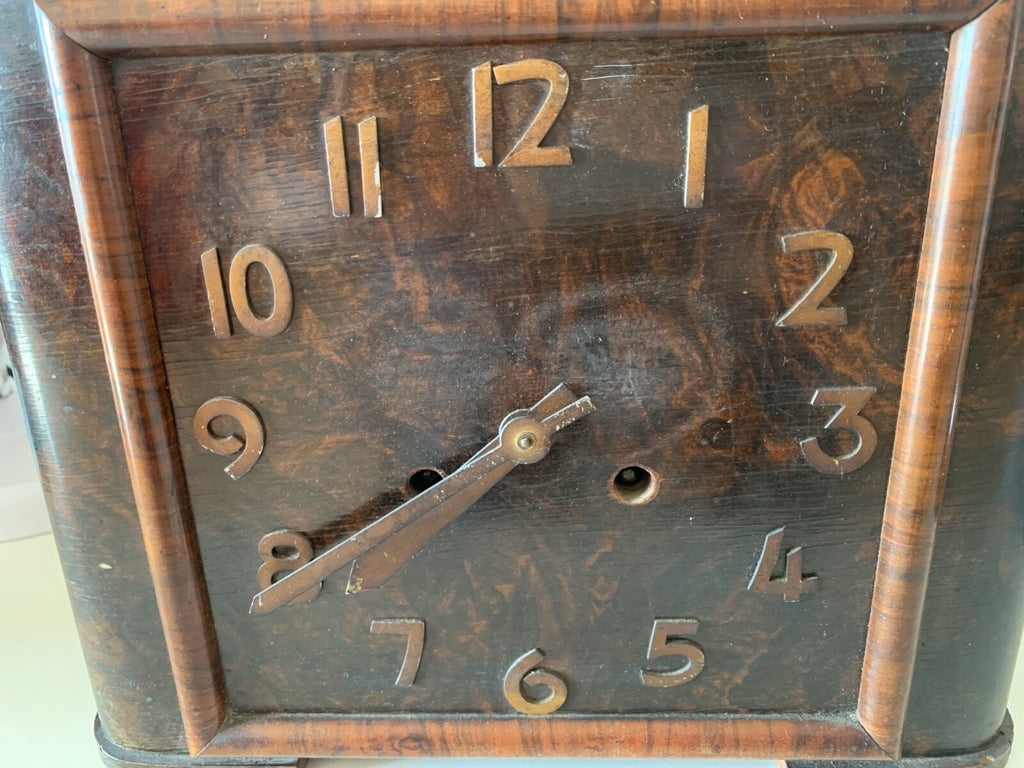 Rote Tischuhr aus Holz mit innenliegendem Pendel und Vintage-Glockenspiel 