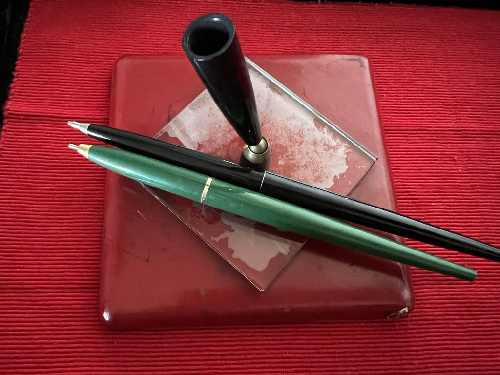 Stilofori Kugelschreiber-Set mit Tischfuß, hautfarben, rot, mit 2 Stiften, Vintage 1970 