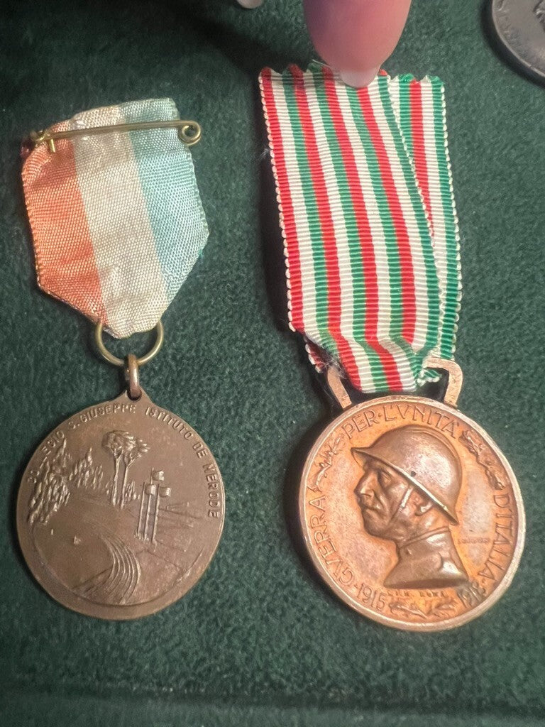 🔴 Medaglie CROCI AL MERITO e BRONZO NEMICO nastri e spille lotto unico vintage