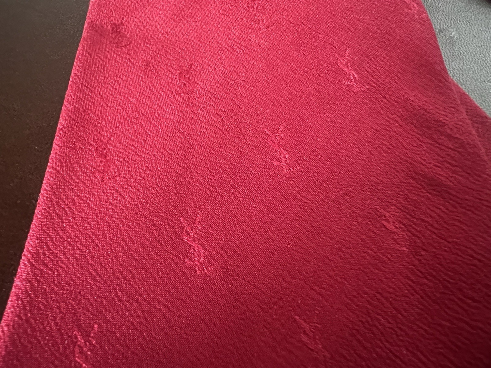 Rote YSL-Krawatte von Yves Saint Laurent, einfarbig, 100 % Seide 