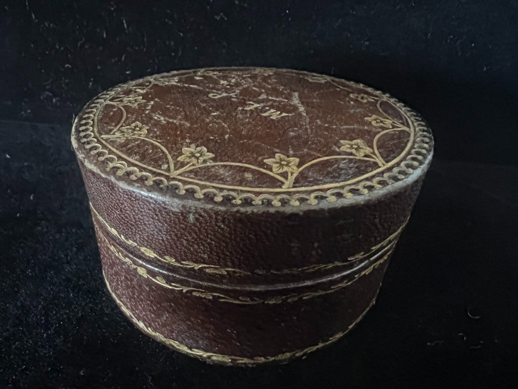 🔴 Vintage-Taschenuhren-Schmuckkästchen aus Leder mit Gravuren und Seidenfutter, Ø 7 cm 